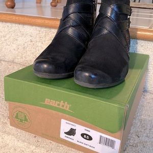 Earth brand “Emerald” bootie. Size 6.5M